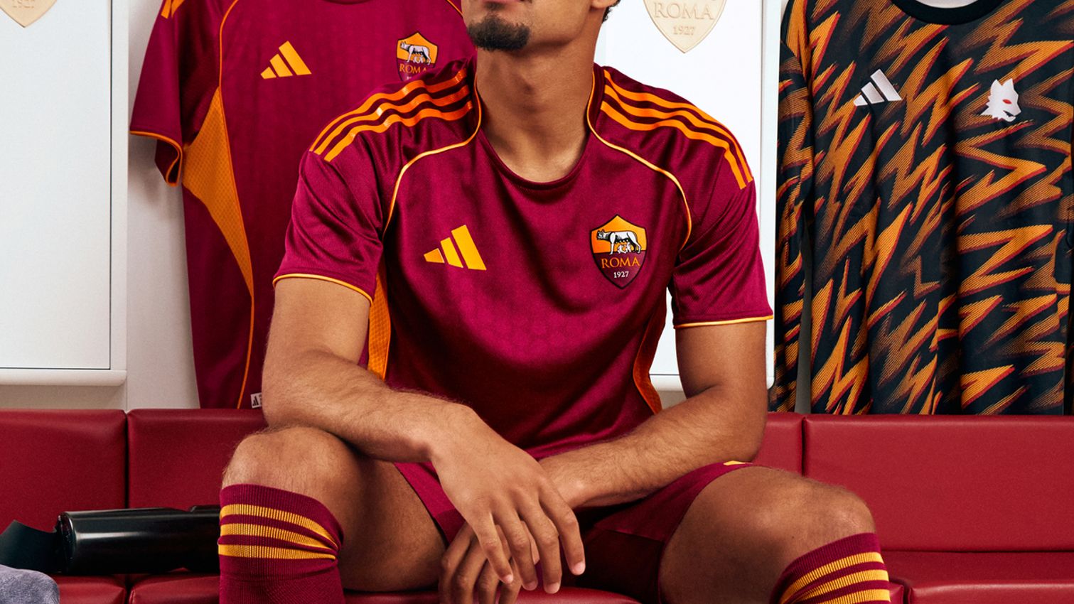 L’AS Roma dévoile un maillot domicile 2025-2026 audacieux et rétro signé adidas
