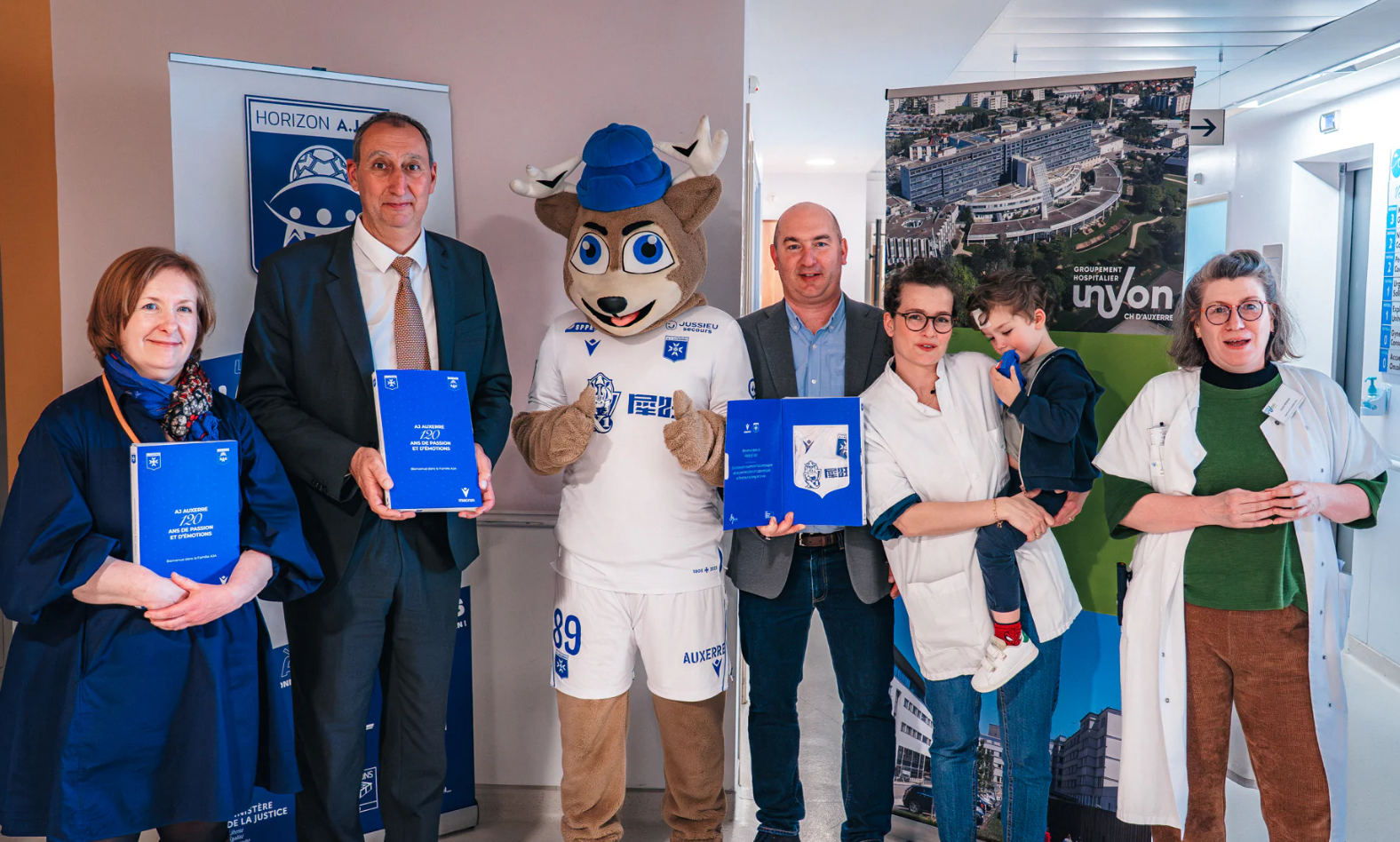 AJ Auxerre : des maillots offerts aux nouveau-nés, une initiative pleine de sens