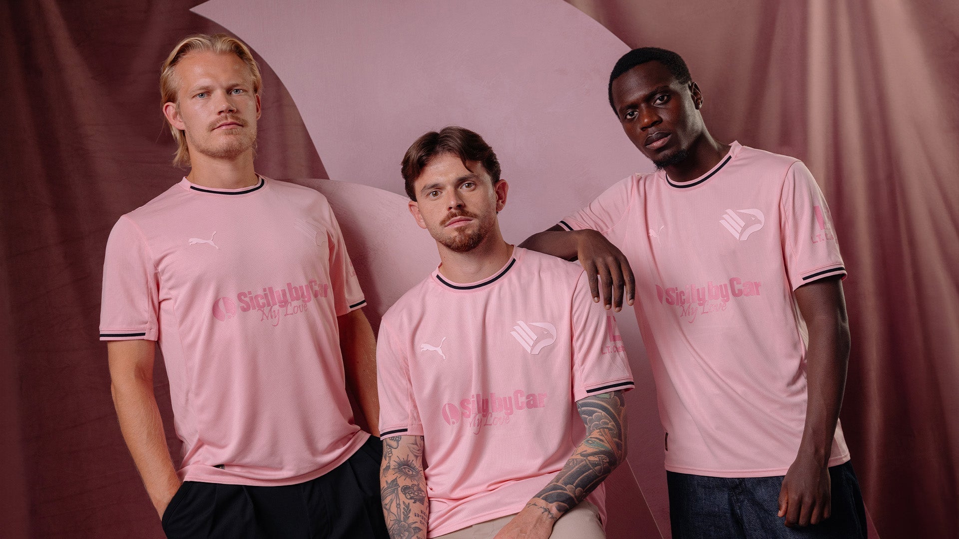 Palermo FC dévoile un maillot 2025-2026 tout en élégance : hommage au rose iconique de la Sicile