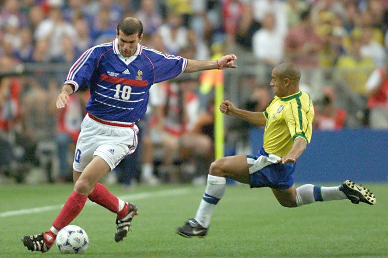 Vente aux enchères historique : un maillot de Zidane de la finale 1998 adjugé 52 000 euros à Paris