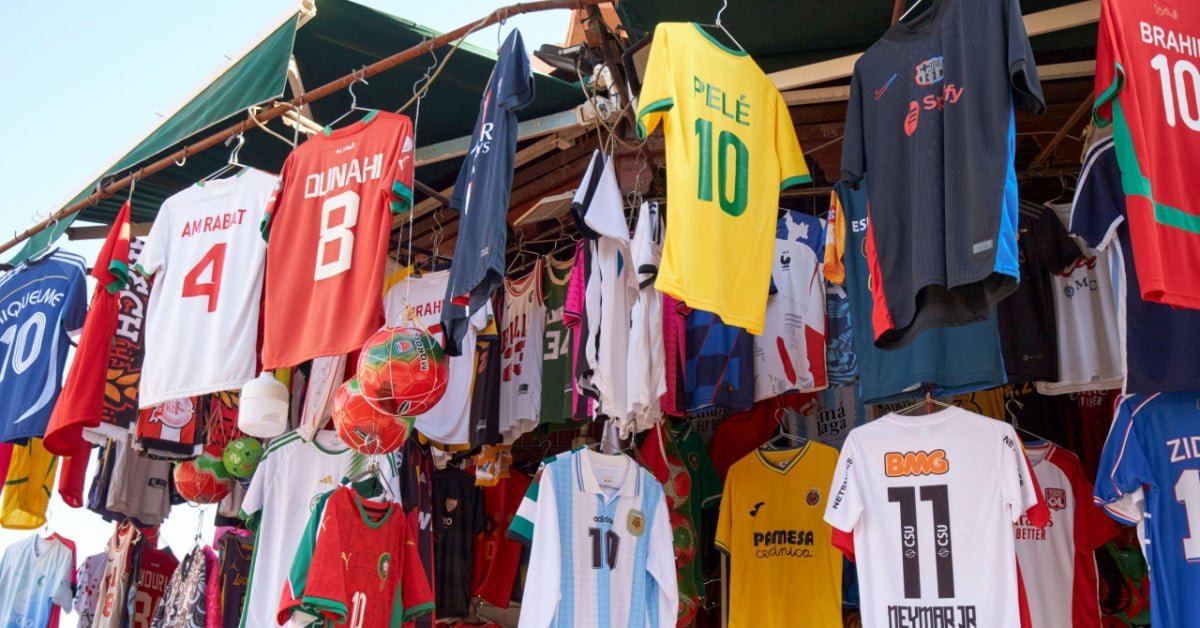 Pourquoi le business des faux maillots de foot explose avant la Coupe du Monde 2026 ?